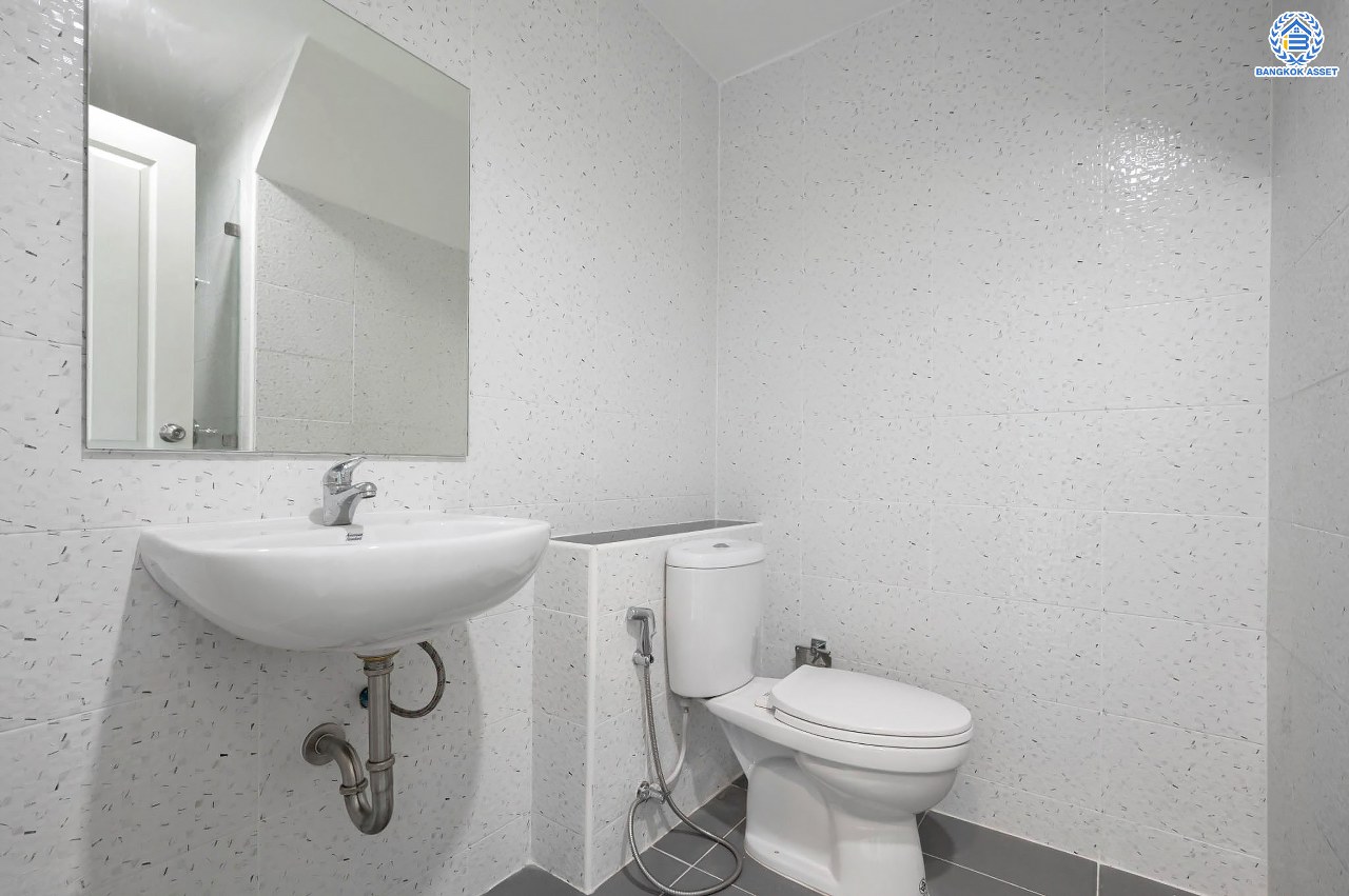 บ้านมือสองตกแต่งใหม่ โครงการ อรุณวดี พระราม5-รัตนาธิเบศร์ หลังมุม เนื้อที่ 50.4 ตร.ว. ฟังก์ชัน 3 ห้องนอน 2 ห้องน้ำ 1 ห้องอเนกประสงค์ จอดรถได้ 1 คัน บนทำเลทำเลศักยภาพ ติดถนนราชพฤกษ์ เชื่อมต่อทุกการเดินทาง ใกล้รถไฟฟ้าสายสีม่วง "สถานีบางรักใหญ่" และจุดขึ้นทางด่วน "ศรีรัช"